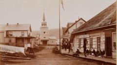 Várias mulheres nativas americanas sentadas em frente à Sitka Trading Company em Sitka, Alasca. Sitka foi a sede da Companhia Russo-Americana e durante o século 19 foi palco de um próspero comércio de peles, o que lhe valeu o apelido de "Paris do Pacífico". Califórnia. 1892