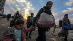 Palestinos regressam às suas casas após cessar-fogo entre Israel e o Hamas.