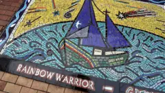 Monumento comemorativo ao Rainbow Warrior em Auckland, Nova Zelândia.