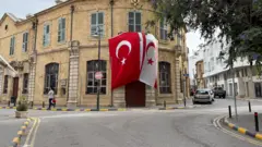 Kuzey Kıbrıs'ta bir meydan. türkiye ve kıbrıs bayrakları 
