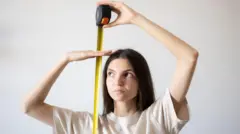 Boyunu ölçen bir kadın