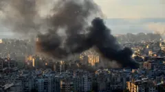 Umwotsi w'umukara uzamuka hejuru y'agace ka Dahieh ko mu nkengero yo mu majyepfo y'umurwa mukuru Beirut wa Libani


