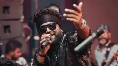 රවී රොයිස්ටර් උපන් ගම මාතර වන අතර ඔහු අධ්‍යාපනය ලැබුවේ, මාතර රාහුල විද්‍යාලයෙනි.