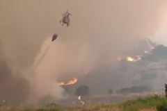 Helicóptero sobre incendio en Cebreros