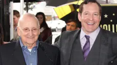 Steve Guttenberg (à dir) ao lado do pai Stanley, quando recebeu uma estrela na Calçada da Famamelhores jogos de cassino sportingbetHollywood,melhores jogos de cassino sportingbet2011