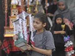 লখনৌতে মহররমের তাজিয়া নিয়ে একটি হিন্দু মেয়ে। ফাইল ছবি (২০২১)