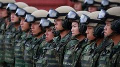 El personal militar taiwanés escucha el discurso del presidente taiwanés Lai Ching-te (William Lai) (no aparece en la imagen).