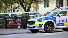 規制線が張られた銃撃事件の現場付近