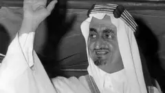 शाह फ़ैसल हाथ उठाए हुए