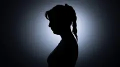 Foto simbolis tentang masalah kesepian di antara wanita. Siluet seorang wanita muda menonjol di dinding putih pada 22 Agustus 2024 di Berlin, Jerman.