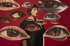 Девушка с растерянным лицом на красном фоне и много смотрящих на нее глаз