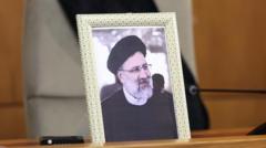 Retrato de Ebrahim Raisi em reunião do gabinete do governo em Teerã