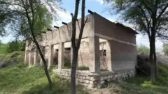 जलालपूरमधील एका सरकारी शाळेची इमारत, जी दोन स्थानिक समुदायांमधील संघर्षामुळे ओसाड पडली