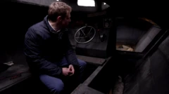 Le journaliste de la BBC Nick Beake assis dans le sous-marin