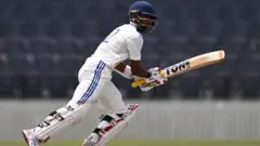 అభిమన్యు ఈశ్వరన్ మంచినీళ్లు కోసం క్రీజ్ వదిలి బయటకు వచ్చి రనౌట్ అయ్యాడు.