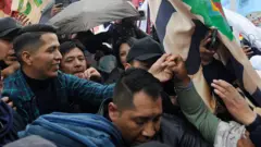 El presidente del Senado, Andrónico Rodríguez, saluda simpatizantes durante el acto de proclamación como candidato presidencial en El Alto, Bolivia, el 10 de mayo de 2025.