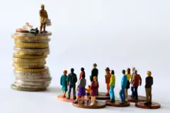 Imagem que ilustra a desigualdade econômica, com moedas e pessoas