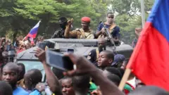 Captain Ibrahim Traoré aramutsa abamushyigikiye mu murwa mukuru  Ouagadougou