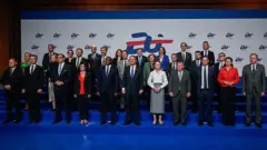 27 AB üyesinin ve İngiltere'nin bakanları, 07 Mayıs'ta Polonya'nın Varşova kentinde düzenlenen AB Dışişleri Bakanları gayrı resmi toplantısında aile fotoğrafı için poz veriyor. 