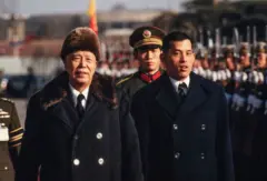 พระบาทสมเด็จพระเจ้าอยู่หัว ได้เสด็จพระราชดำเนินแทนพระองค์ พระบาทสมเด็จพระบรมชนกาธิเบศร มหาภูมิพลอดุลยเดชมหาราช บรมนาถบพิตร เยือนสาธารณรัฐประชาชนจีนอย่างเป็นทางการครั้งแรก ตามคำกราบบังคมทูลเชิญของรัฐบาลสาธารณรัฐประชาชนจีนระหว่างวันที่ 23 ก.พ.- 8 มี.ค. 2530