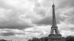 صورة تُظهر برج إيفل وسط باريس.