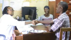 Niyonkuru Dismas n'umugore wiwe Nahimana Jacqueline bari kumwe na muganga yabakurikiranye Nahayo Jeanne