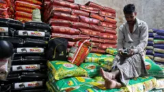 उत्पादनमा नेपाल अझै पूर्ण आत्मनिर्भर हुन नसकेकाले नेपालमा आपूर्ति हुने चामलको उल्लेख्य भाग भारतबाट आउँछ