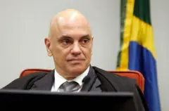 Alexandre de Moraes observando sessão