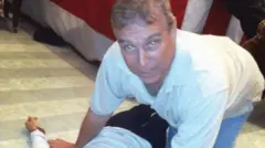 endru, doskorašnji britanski princ Endru, brat kralja Čarlsa, na fotografiji nad telom neidentifikovane žene - slika je objavljena u najnovijim dokumentima o seksualnom prestupniku, pokojnom Džefriju Epstinu