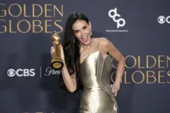 Demi Moore com prêmio do Globo de Ouro