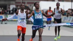 በወንዶች የማራቶን ውድድር ኢትዮጵያውያን አትሌቶች ከ1ኛ እስከ 3ኛ ያለውን ደረጃ በመያዝ አጠናቀዋል።