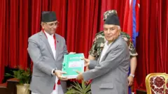 राष्ट्रपति रामचन्द्र पौडेललाई  महालेखा नियन्त्रण कार्यालयलयको ६०औँ प्रतिवेदन बुझाउँदै महालेखा नियन्त्रक टंकमणि शर्मा