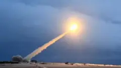 Взлетающая в хмурое небо ракета с ослепительно ярким хвостом