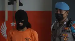 Polisi menunjukan tersangka pembunuhan dan mutilasi, HP, saat jumpa pers ungkap kasus mutilasi di Polda Yogyakarta, Rabu (22/03)