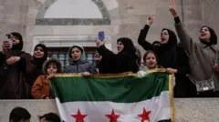 8 Aralık 2024'te, İstanbul Fatih'te, Suriye'deki yönetim değişikliğini kutlayan Suriyeli erkek, kadın ve çocuklar. Ellerinde Suriye muhalefetinin bayrağı var. 