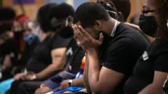ጥቁር ለብሰው ሀዘናቸውን የሚገልፁ ሰዎች