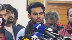 সংবাদিকদের সামনে কথা বলেন এনসিপির মুখপাত্র আসিফ মাহমুদ সজীব ভূঁইয়া