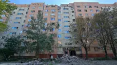 Поврежденная многоэтажка в Краматорске