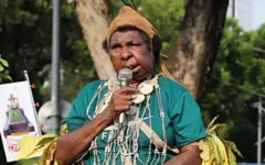 Mama Yasinta dalam satu momen orasi di depan Istana negara, Jakarta, menyuarakan penyerobotan lahan adatnya pada 2025.