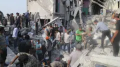 Rescatistas en el sitio del ataque en Minab