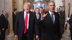 Trump ve Obama yan yana yürüyor. Geniş bir hol burası ve arkalarında başka yetkililer ve askerler var.