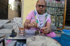 గాజులకు డిజైన్లు అద్దుతున్న ముస్లిం మహిళ