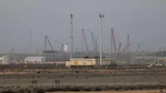 Kompleks instalacji gazowych Ras Laffan w Katarze. Na drugim planie widoczne wieże i żurawie