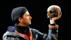 David Tennant na produção da Royal Shakespeare Company da peça "Hamlet", de William Shakespeare, dirigida por Gregory Doran, no Courtyard Theatre em Stratford-upon-Avon
