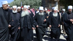 صورة تظهر مجموعة من رجال الدين الدروز.