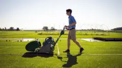 Os pesquisadores testaram a altura ideal da grama em cada estádio para garantir as melhores condições de jogo