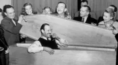 Jasper Maskelyne luego de lograr escapar de un ataúd