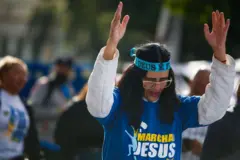Fiel ora durante a "Marcha para Jesus", evento que reúne uma grande variedade de congregações evangélicas, em São Paulo, em 30 de maio de 2024