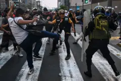 Manifestantes contrarios a la destitución del presidente Pedro Castillo chocan con la policía en diciembre de 2022