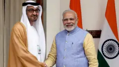 সংযুক্ত আরব আমিরাতের প্রেসিডেন্ট মোহাম্মদ বিন জায়েদ আল-নাহিয়ানের সঙ্গে ভারতের প্রধানমন্ত্রী নরেন্দ্র মোদী।